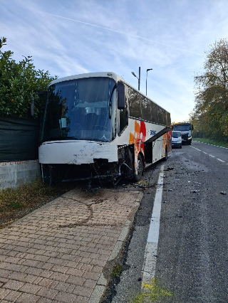 Arignano, scontro scuolabus-auto: 16 studenti in ospedale, nessuno grave
